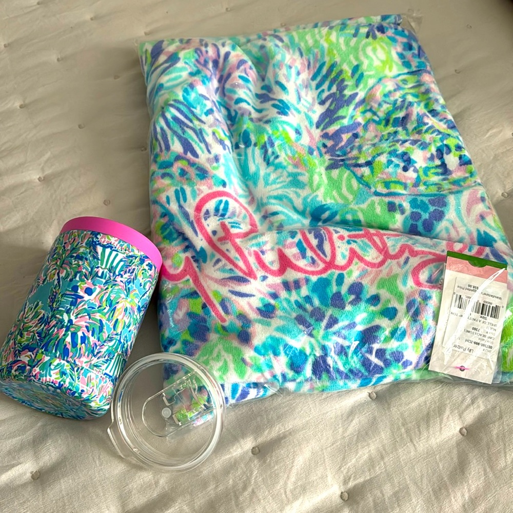 🎁 NWT Lilly Pulitzer set: beach towel and insulated can tumbler